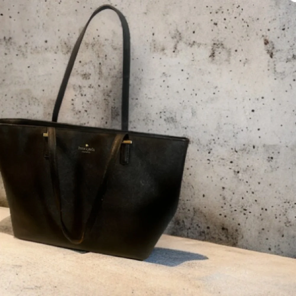 Kate Spade New York Cedar Street Harmony Tote Black Saffiano Leather